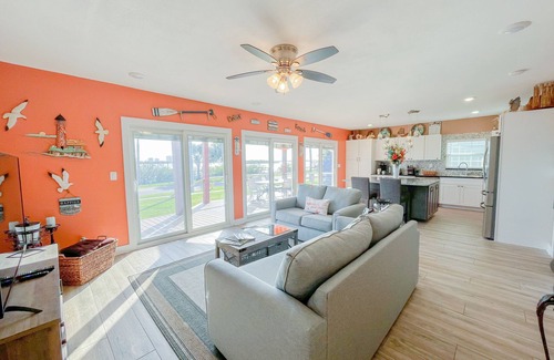 Kerr Townsley Port Orange House | Stylish Intercoastal Blue Bungalow -3 min to Daytona Beach