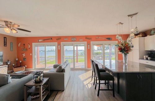 Kerr Townsley Port Orange House | Stylish Intercoastal Blue Bungalow -3 min to Daytona Beach