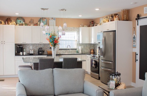 Kerr Townsley Port Orange House | Stylish Intercoastal Blue Bungalow -3 min to Daytona Beach