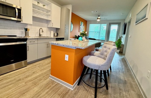 Southside Apartment | Stylish King Bed Southside Pool Gym TownCenter I95