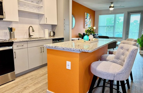 Southside Apartment | Stylish King Bed Southside Pool Gym TownCenter I95