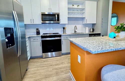 Southside Apartment | Stylish King Bed Southside Pool Gym TownCenter I95