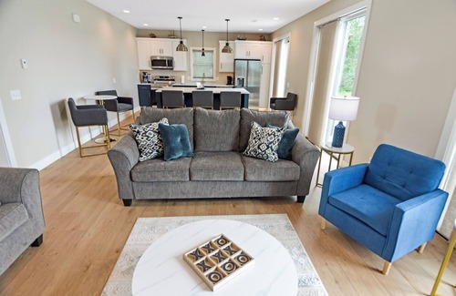 The Lakes House | Stylish Lake Shetek Escape with Marina Views close to Pelican Cove & Key Largo