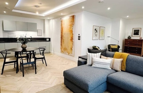 Brighton City Centre House | Stylish Luxury Maisonette near Brighton Pier with Gym & Cinema