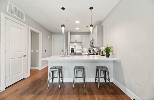 Fort Worth Apartment | Stylish Luxury King Bed | Gym+Pool+Stockyards