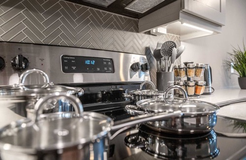 Fort Worth Apartment | Stylish Luxury King Bed | Gym+Pool+Stockyards