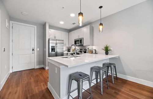 Fort Worth Apartment | Stylish Luxury King Bed | Gym+Pool+Stockyards