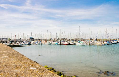Sutton Cross Apartment | Stylish Marina Escape