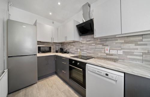 Bensham Manor Apartment | Stylish Modern 3 Bedroom Home with Garden