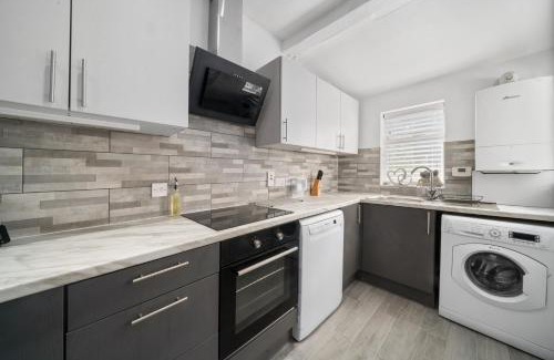 Bensham Manor Apartment | Stylish Modern 3 Bedroom Home with Garden