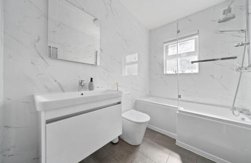 Bensham Manor Apartment | Stylish Modern 3 Bedroom Home with Garden