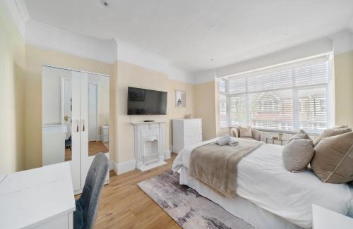 Bensham Manor Apartment | Stylish Modern 3 Bedroom Home with Garden