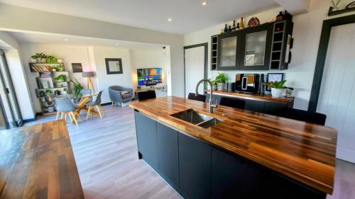 Cyncoed House | Stylish, Modern Cardiff Home, Perfect for Groups and Families