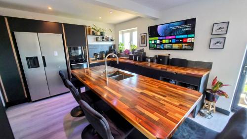 Cyncoed House | Stylish, Modern Cardiff Home, Perfect for Groups and Families