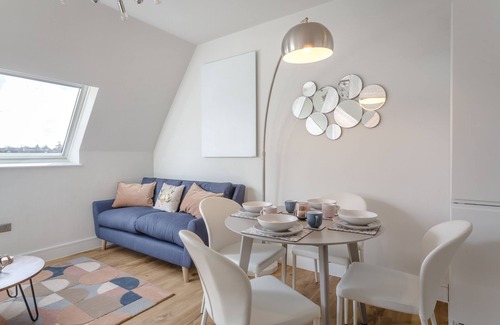 Hitchin Apartment | Stylish & Modern: Central Hitchin - with Parking