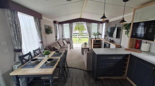 New Forest District Resort | STYLISH MODERN CONTEMPORARY PET FREE HOLIDAY HOME ON AWARD WINNING SHOREFIELD COUNTRY PARK Edge New Forest ENTERTAINMENT AND LEISURE PASSES INCLUDED