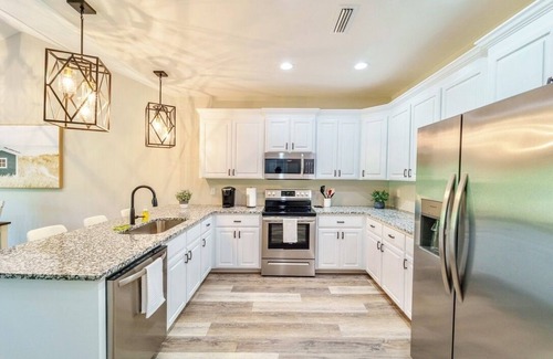 Dothan House | Stylish & Modern Dothan Getaway Mins to Downtown!