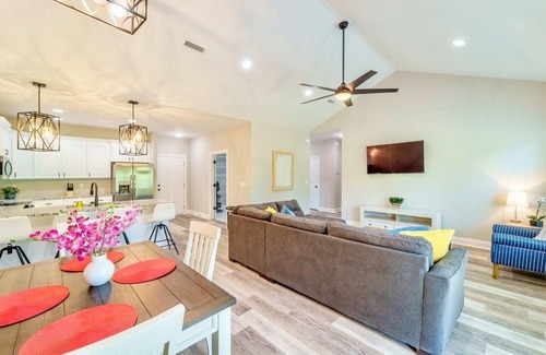 Dothan House | Stylish & Modern Dothan Getaway Mins to Downtown!