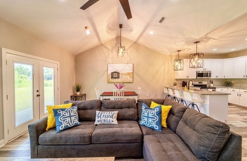Dothan House | Stylish & Modern Dothan Getaway Mins to Downtown!