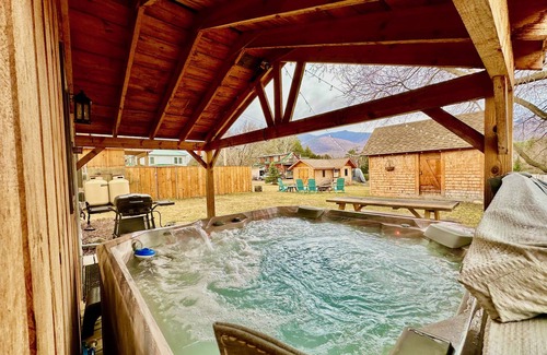 Wilmington House | Stylish Mountain Retreat: Hot Tub, Fire Pit, Whiteface Views!