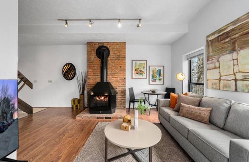 Mount Adams Apartment | Stylish Mt Adams 1BR in great location