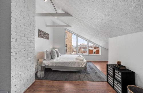 Mount Adams Apartment | Stylish Mt Adams 1BR in great location