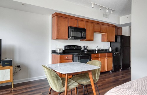 Navy Yard Apartment | Stylish Navy Yard Studio w/Gym & Roof Pool, nr Baseball, by Blueground