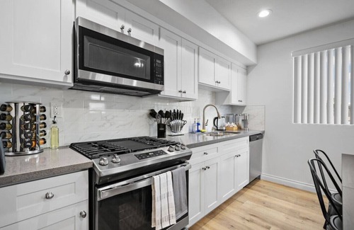 Lynwood House | Stylish New home Near DTLA, Disneyland, SOFI