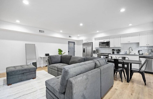 Lynwood House | Stylish New home Near DTLA, Disneyland, SOFI