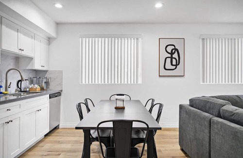 Lynwood House | Stylish New home Near DTLA, Disneyland, SOFI