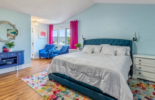 Waukee House | Stylish Oasis for Unforgettable Getaways