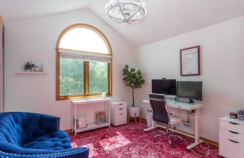 Waukee House | Stylish Oasis for Unforgettable Getaways