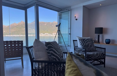 Hout Bay Apartment | Stylish ocean-side apartment