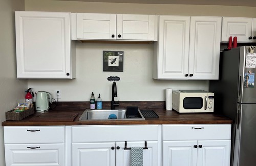 Three Rivers Apartment | Stylish one bedroom Retreat close to Sequoia National Park