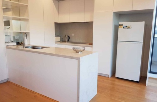 Caulfield North Apartment | Stylish Parkside Apartment 2 Bed 2 Bath NETFLIX Car park 12 minutes to City