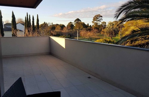 Caulfield North Apartment | Stylish Parkside Apartment 2 Bed 2 Bath NETFLIX Car park 12 minutes to City