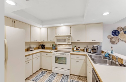 Glenwood Condo | Stylish Penthouse Retreat-Oceanfront Access + Peaceful River Sunset Views