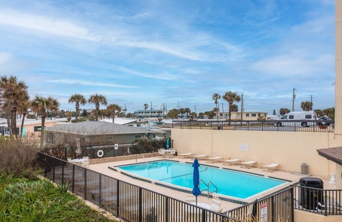 Glenwood Condo | Stylish Penthouse Retreat-Oceanfront Access + Peaceful River Sunset Views