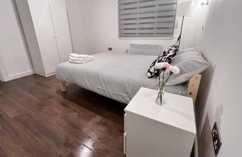 Aylesbury Apartment | Stylish & Quiet Flat in Aylesbury Centre with Parking