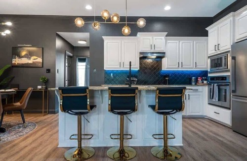 South Baton Rouge House | Stylish & Romantic Home, Long-term friendly, King