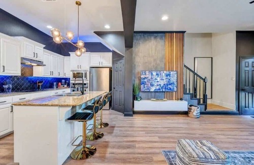 South Baton Rouge House | Stylish & Romantic Home, Long-term friendly, King