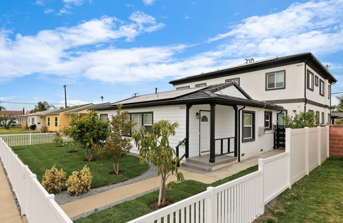 Santa Ana Heights House | Stylish Rustic Contemporary Home In Orange County