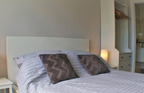 Hythe House | Stylish Seaview House with Hot Tub