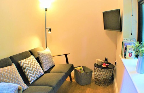 Hythe House | Stylish Seaview House with Hot Tub