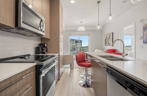 Calgary Apartment | Stylish & Sleek Condo with 24/7 GYM, FREE Parking and Close to Airport!