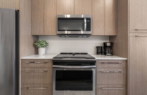 Calgary Apartment | Stylish & Sleek Condo with 24/7 GYM, FREE Parking and Close to Airport!