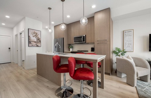 Calgary Apartment | Stylish & Sleek Condo with 24/7 GYM, FREE Parking and Close to Airport!