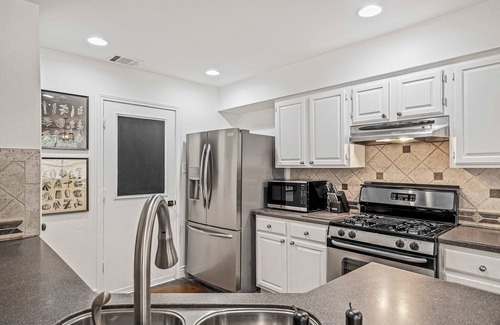 Milwood House | Stylish Stay in North Austin Oasis