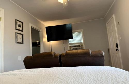 Lafayette Apartment | Stylish Stay on Elizabeth-near to Cafes and Music