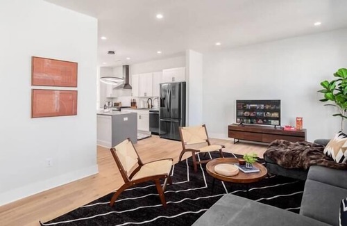 Near East Columbus House | Stylish Stay on Oak - Columbus!